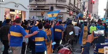 Las calles céntricas de San salvador de Jujuy fueron copadas este domingo por una marea azul y amarilla de hinchas boquenses.