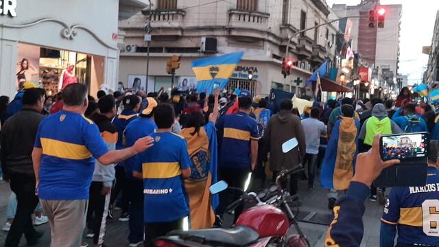 Las calles céntricas de San salvador de Jujuy fueron copadas este domingo por una marea azul y amarilla de hinchas boquenses.