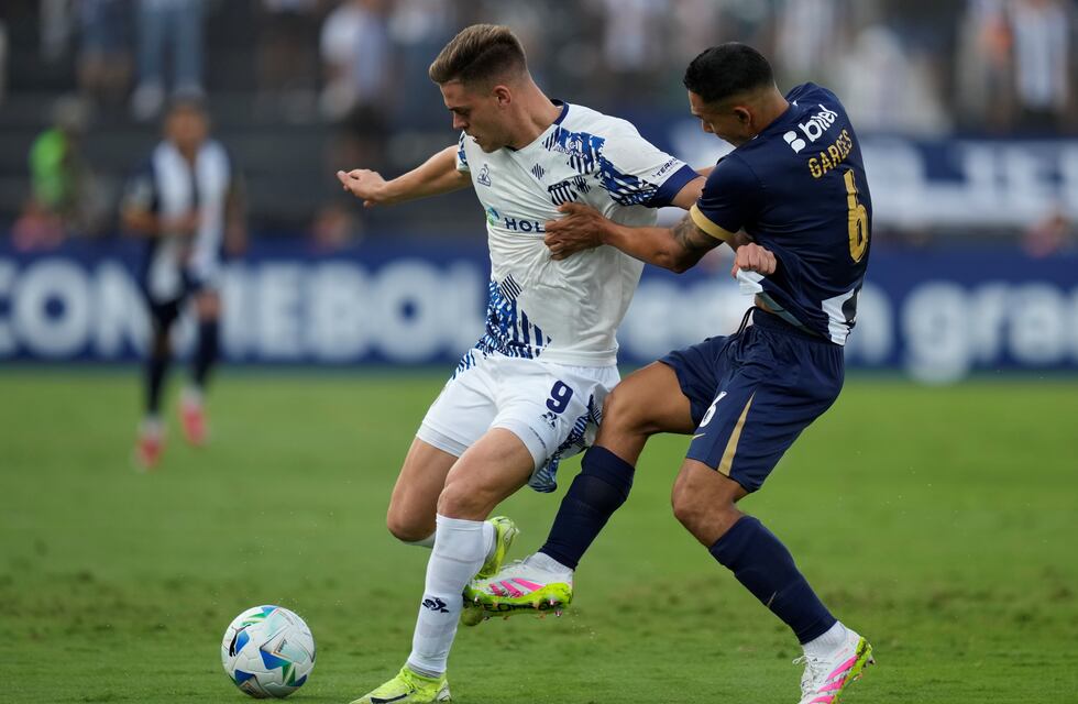 A Talleres no le alcanzó la reacción y perdió ante Alianza Lima con agónico gol del cordobés Barcos