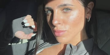 Valentina Cervantes dio cátedra de estilo con un look total pink de minifalda y corpiño a la vista