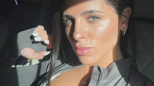 Valentina Cervantes dio cátedra de estilo con un look total pink de minifalda y corpiño a la vista