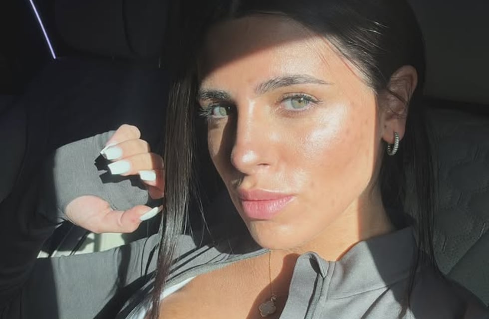 Valentina Cervantes dio cátedra de estilo con un look total pink de minifalda y corpiño a la vista