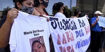 Familiares de la muchacha se manifestaron durante el debate oral y público sobre el asesinato en inmediaciones de Villa Banana. (Télam)