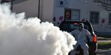 Los trabajos de fumigación con una termoniebla se realizan en trece barrios por día. Las tareas serán hasta mayo que es cuando comienzan a decender las temperaturas. Gentileza Gaceta Digital