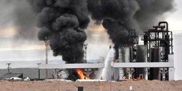 El humo en la refinería New American Oil (NAO) en Plaza Huincul tras la explosión.