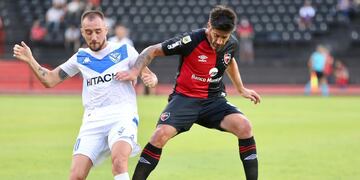 Pablo Pérez y Federico Mancuello protagonizaron uno de los duelos en mitad de cancha. (@canoboficial)