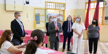 La 9 de Julio es una escuela de primaria y nivel inicial que tiene 1200 alumnos en dos turnos, 80 docentes y trabaja actualmente en 42 burbujas por turno, es decir que cuenta con 84 burbujas en total.