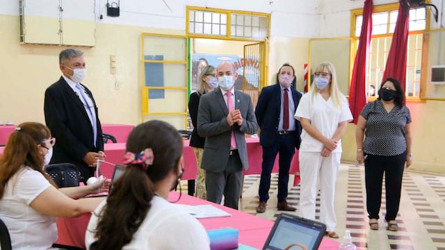 La 9 de Julio es una escuela de primaria y nivel inicial que tiene 1200 alumnos en dos turnos, 80 docentes y trabaja actualmente en 42 burbujas por turno, es decir que cuenta con 84 burbujas en total.