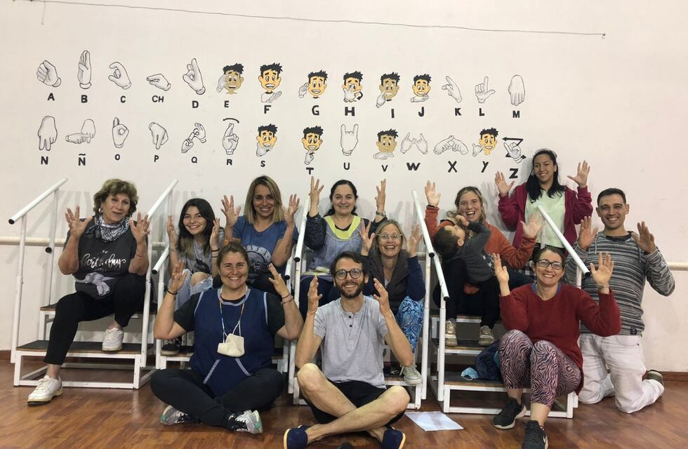 Lengua de Señas Argentina: pintaron un mural inclusivo en la Escuela 502
