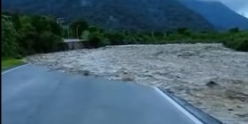 El río Lules mantiene su caudal y el peligro sigue generando alertas.