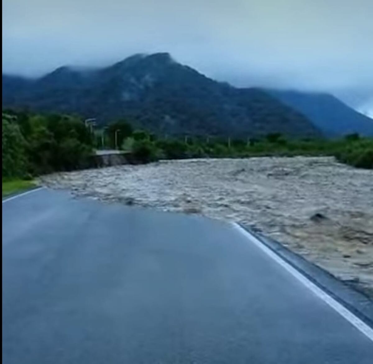 Desborde del río Lules complica la autopista Famaillá-Tucumán