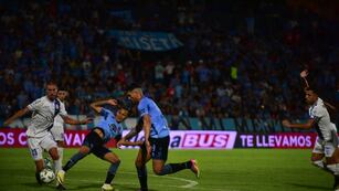 Apenas comenzó el partido en Alberdi, lo bajaron a Lucas Passerini y todo Belgrano pidió penal (La Voz).