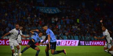 Apenas comenzó el partido en Alberdi, lo bajaron a Lucas Passerini y todo Belgrano pidió penal (La Voz).