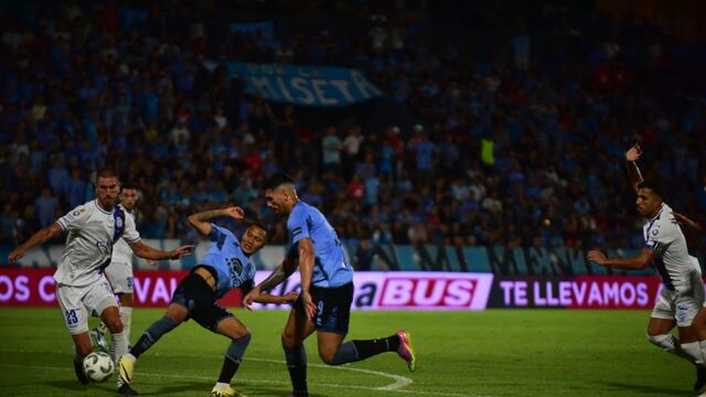 Apenas comenzó el partido en Alberdi, lo bajaron a Lucas Passerini y todo Belgrano pidió penal (La Voz).