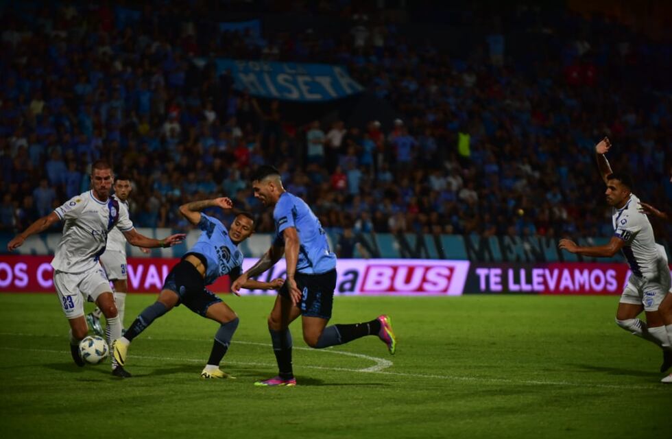 ¡Penal! El reclamo de todo Belgrano por el agarrón a Lucas Passerini en el área