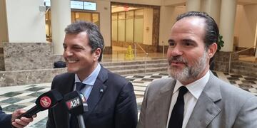 Sergio Massa junto a Mauricio Claver-Carone en el hall del edificio del BID en los Estados Unidos.