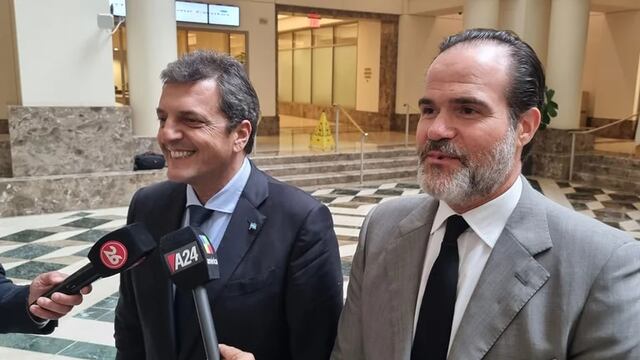 Sergio Massa junto a Mauricio Claver-Carone en el hall del edificio del BID en los Estados Unidos.