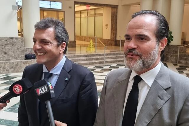 Sergio Massa junto a Mauricio Claver-Carone en el hall del edificio del BID en los Estados Unidos.