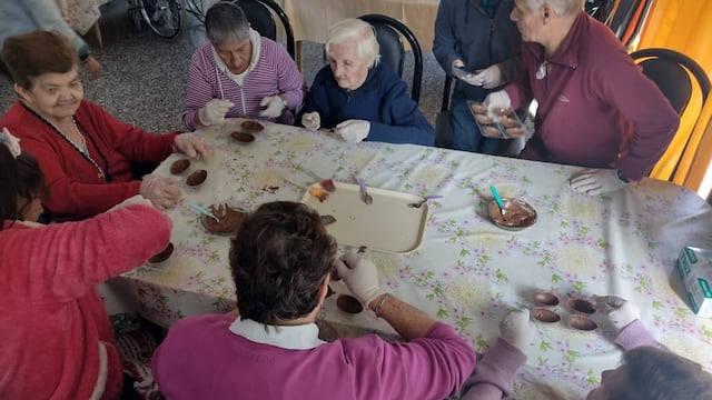 Abuelos del Hogar del Anciano elaboraron huevos de Pascua para la Casa del Niño.