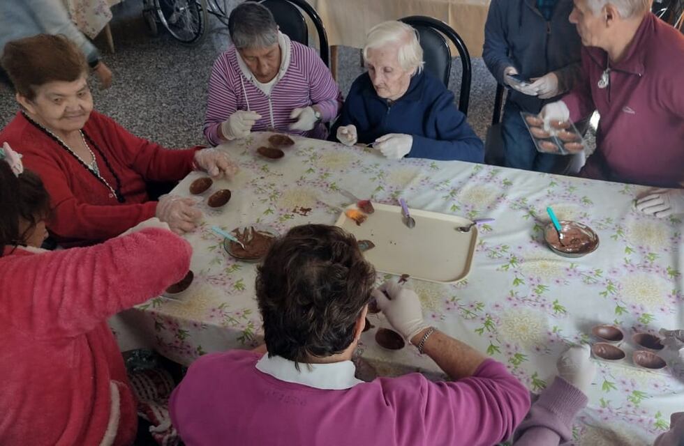Abuelos del Hogar del Anciano elaboraron huevos de Pascua para la Casa del Niño