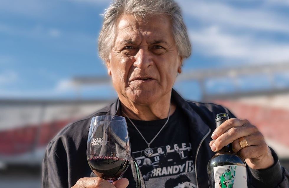 Un campeón mundial sacó su propia línea del vinos en Mendoza con el nombre de una icónica foto que sigue emocionando