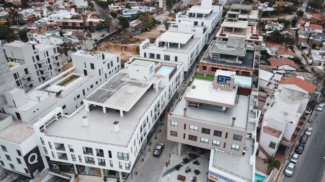 Paseo Quattro, un mega emprendimiento con seis torres de cinco niveles, al frente del lago, en Carlos Paz: uno de los proyectos más grandes en ejecución. (Gentileza Grupo Fonte)