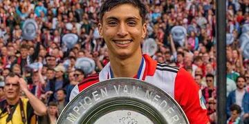 Bullaude con el plato dorado de la liga neerlandesa.