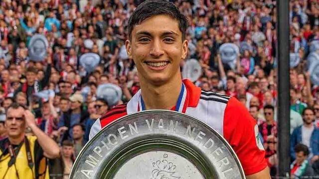 Bullaude con el plato dorado de la liga neerlandesa.
