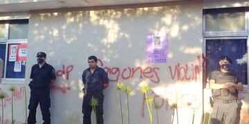 Frente a la Subcomisaría 10° y el Juzgado de Paz se llevó a cabo una tensa protesta por el asesinato.