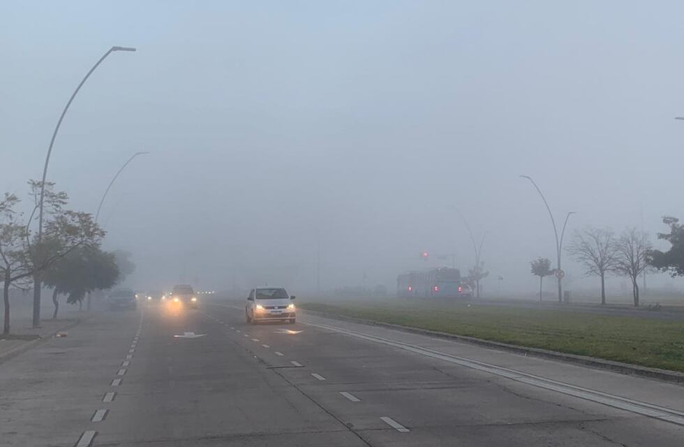 El tiempo en Rosario: la niebla complica el tránsito en un miércoles pesado