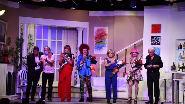 Contentos, muy. Así vivieron finalmente su debut los actores y actrices de "La chica del Sombrero Rosa" en el Teatro Santa Fe de Mar del Plata.