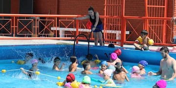 La escuela de natación ofrece clases para niños y jóvenes de 4 a 14 años.