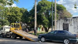 Fingió ser el dueño de un auto, contrató una grúa y lo quiso robar de la calle, fue detenido.