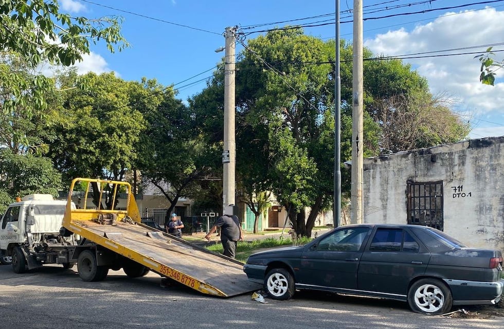 Insólito robo en Córdoba: contrató una grúa y quiso robar un Alfa Romeo