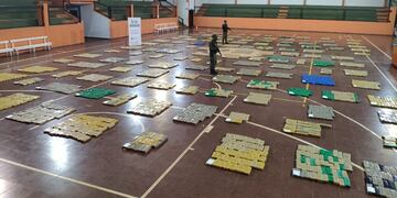 La droga fue trasladada hasta el Polideportivo Municipal “Carlos Ortigoza”, de la localidad de Puerto Esperanza, para realizar el pesaje.