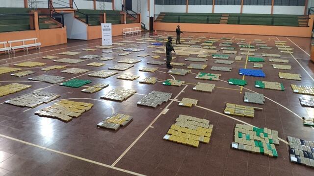 La droga fue trasladada hasta el Polideportivo Municipal “Carlos Ortigoza”, de la localidad de Puerto Esperanza, para realizar el pesaje.