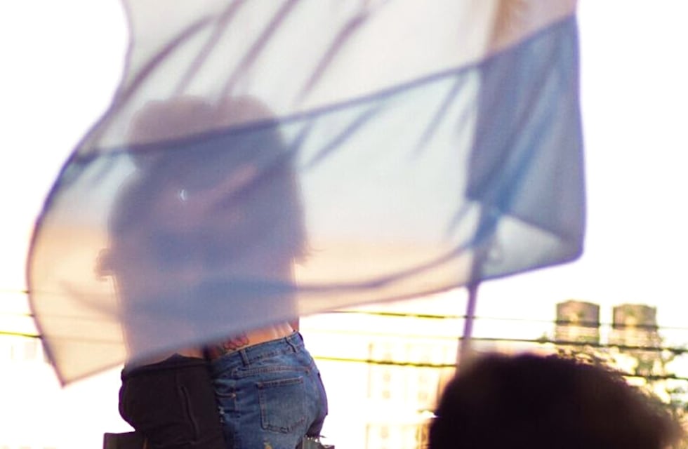 ¡Romance en pleno Mundial! El beso viral de dos platenses arriba de un semáforo durante el festejo