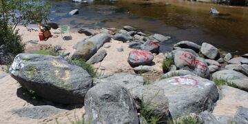 Grafitis y pintadas a la vera del río San Antonio en Tala Huasi: dos personas detenidas. (Foto: Facebook / Comuna de Tala Huasi).
