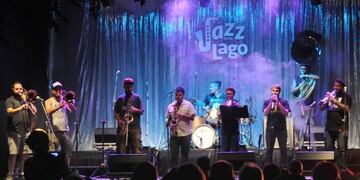 Jazz en el Lago es un evento tradicional del tiempo de Vendimia que se celebra en la isla del lago del Parque San Martín.