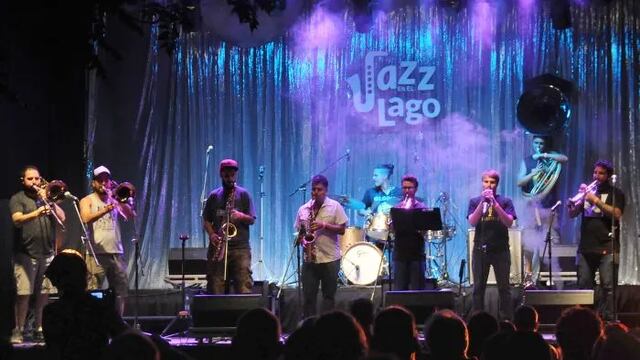 Jazz en el Lago es un evento tradicional del tiempo de Vendimia que se celebra en la isla del lago del Parque San Martín.