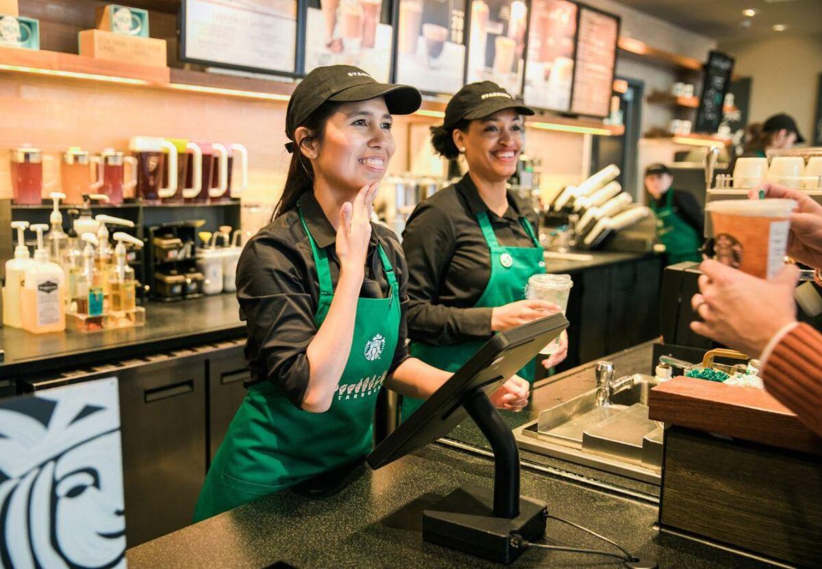 Cuánto gana un empleado de McDonald’s, Burger King y Starbucks en enero 2026