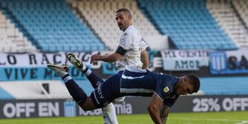 Racing y Talleres empatan 1-1 al entretiempo.