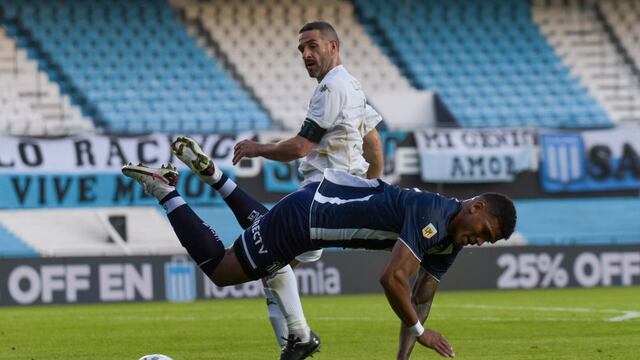 Racing y Talleres empatan 1-1 al entretiempo.