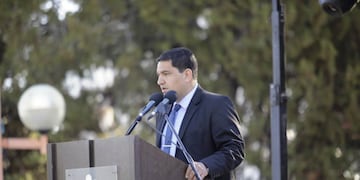 El intendente Juan Manuel Ojeda encabezó el acto protocolar por el aniversario departamental.