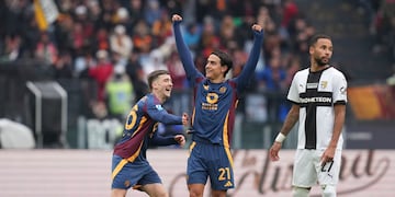 El cordobés Paulo Dybala celebra después de marcar el tercer gol de la Roma ante el Parma. Y logró una marca (Alfredo Falcone/LaPresse vía AP).