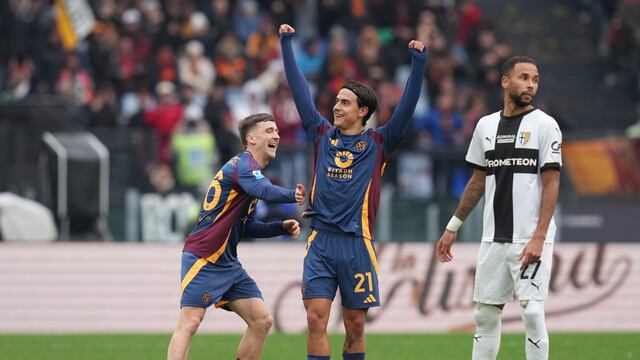 El cordobés Paulo Dybala celebra después de marcar el tercer gol de la Roma ante el Parma. Y logró una marca (Alfredo Falcone/LaPresse vía AP).