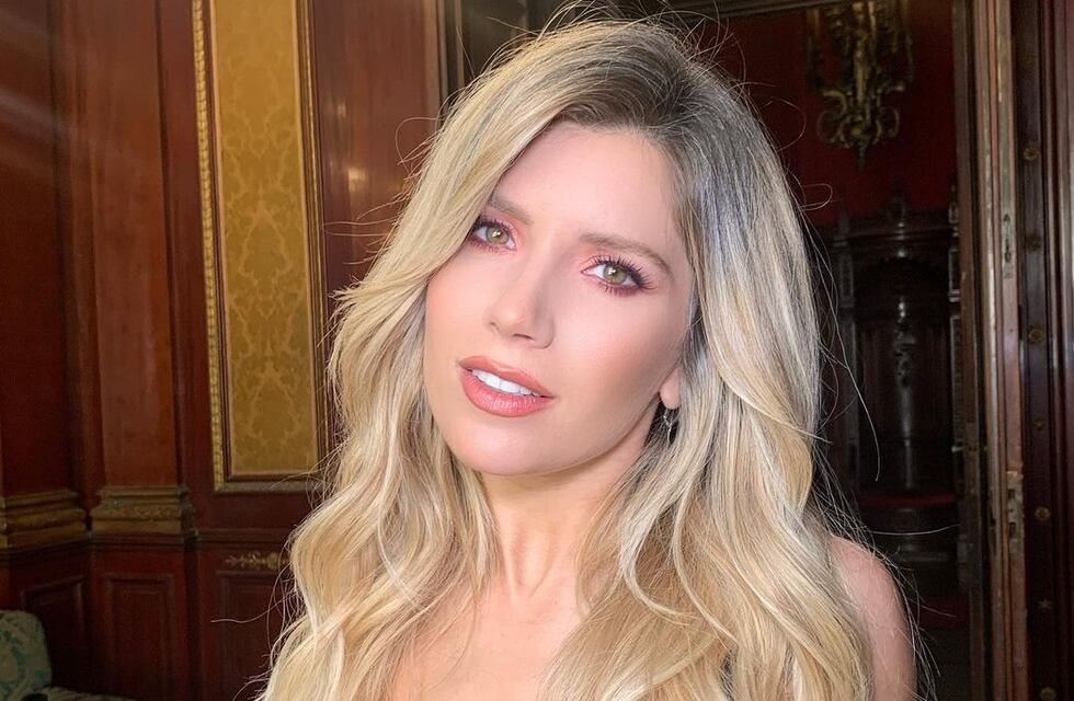Rodeada de rosas y en bikini animal print, Laurita Fernández conquistó a sus seguidores