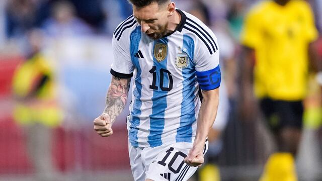 Lionel Messi festejando uno de sus goles en el seleccionado argentino de fútbol. (AP)