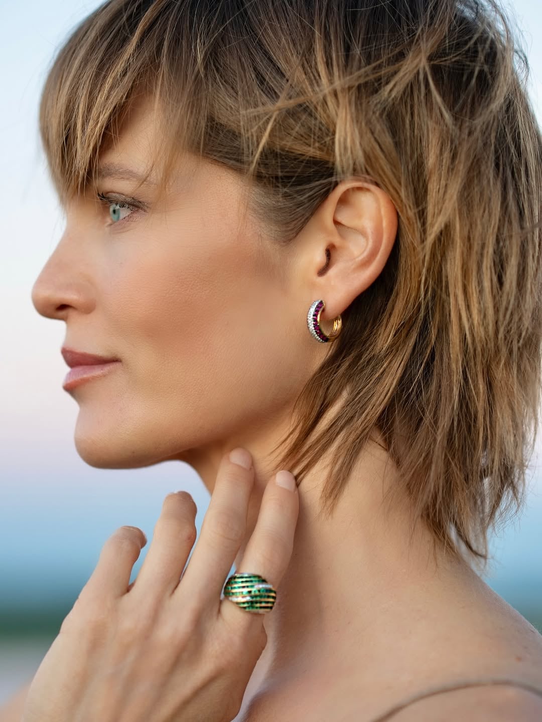 Liz Solari posó con un look ideal para recibir el Año Nuevo repleto de brillos y telas frescas en tendencia