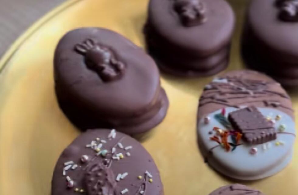 Cómo hacer alfajores con forma de Huevo de Pascua: la receta ideal para los más chicos